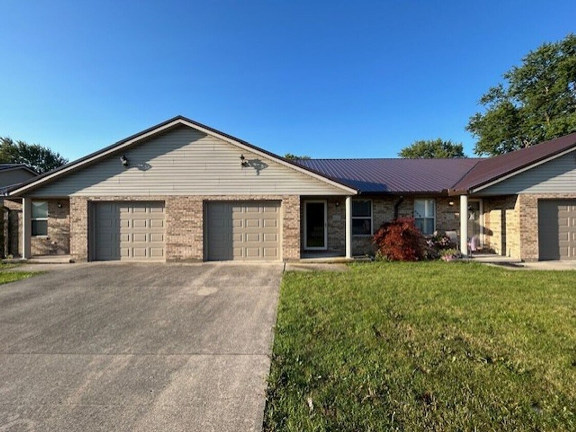 Foto principal - Charming 2-Bedroom Ranch in Peaceful Piqua...