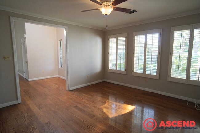 Building Photo - Stunning Home Off Ming Ave and Gosford Rd!