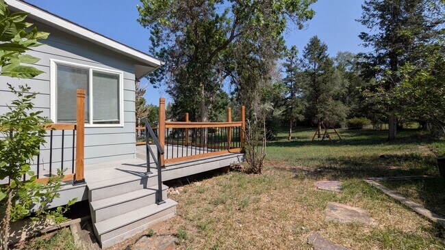 Foto del edificio - Spacious 4-Bedroom Ranch on Large Lot with Finished Basement