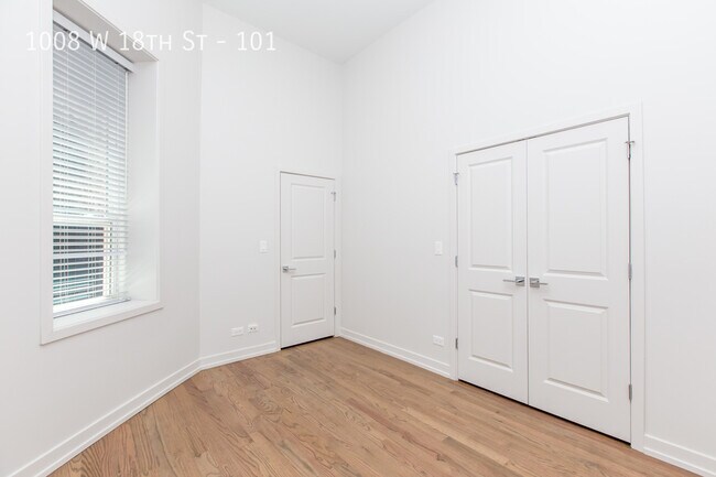 Building Photo - Impeccably Renovated 2-Bed/1-Bath in Heart...