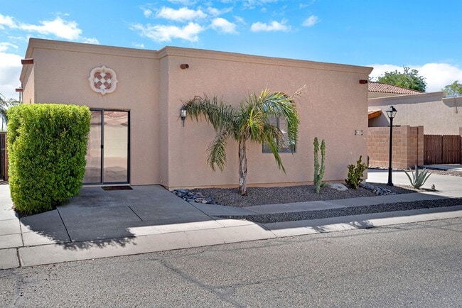 Building Photo - 9157 N Placita San Isidro