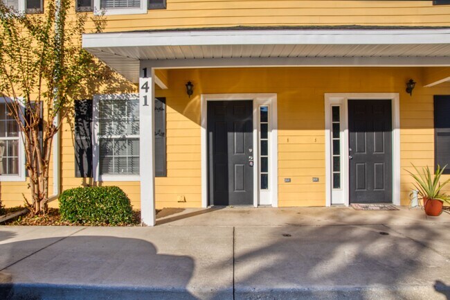 Foto del edificio - Great Location for this 2 bedroom 2 1/2 ba...