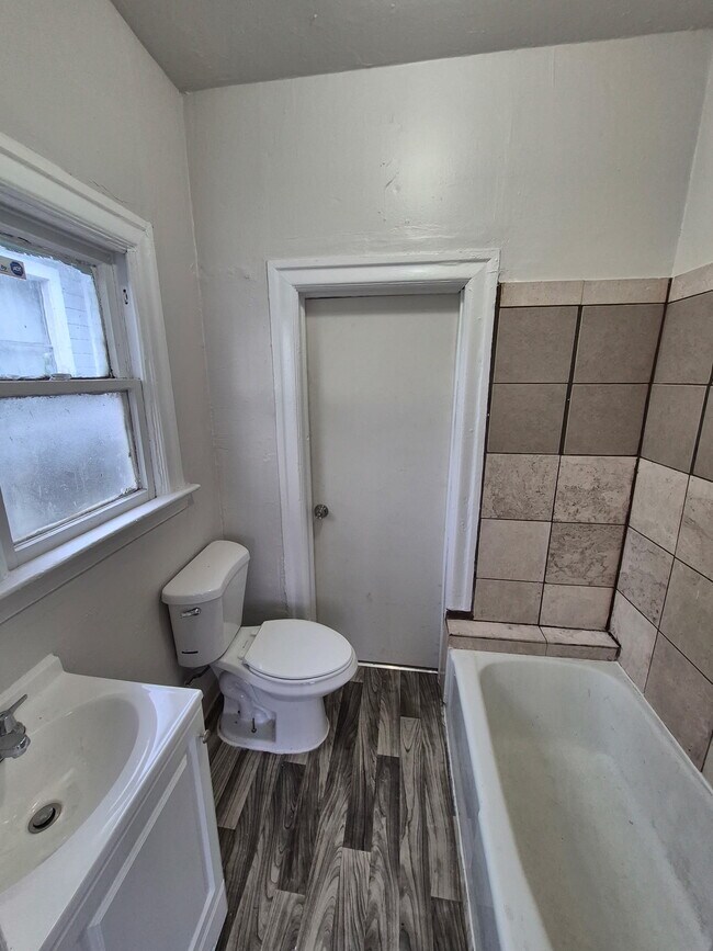 Foto del edificio - 4016 Penniman Ave