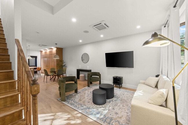 Building Photo - 10 Hausman St