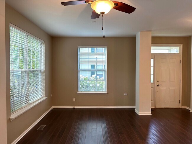 Foto del edificio - 357 Emerald Ln