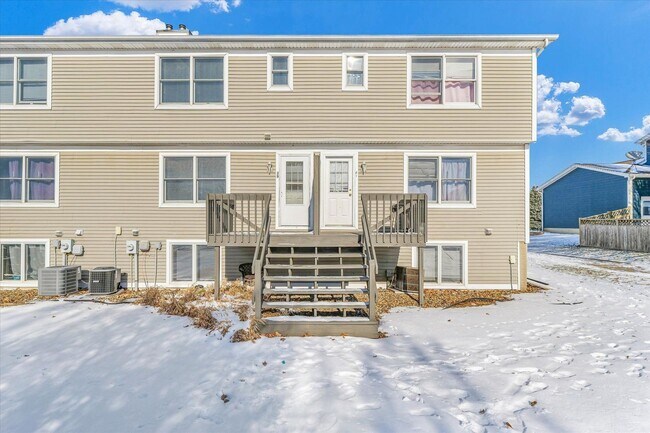 Foto del edificio - Spacious 3-Bed, 3.5-Bath Townhome with Attached Garage Overlooking Clearwater Park