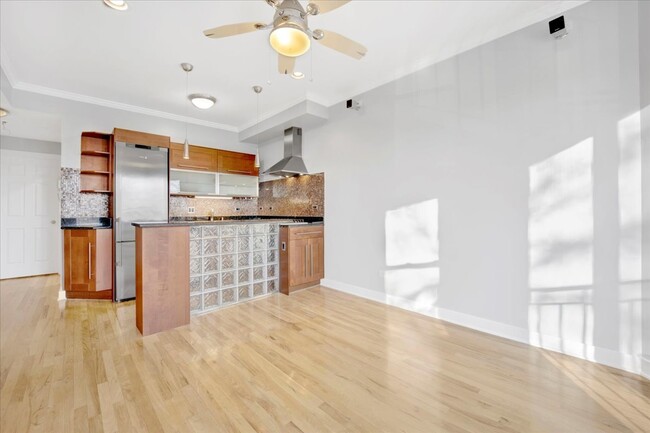 This captivating 2-bedroom, 1-bathroom residence in the appealing Old Irving Park neighborhood is co - 3918 N Kedvale Ave