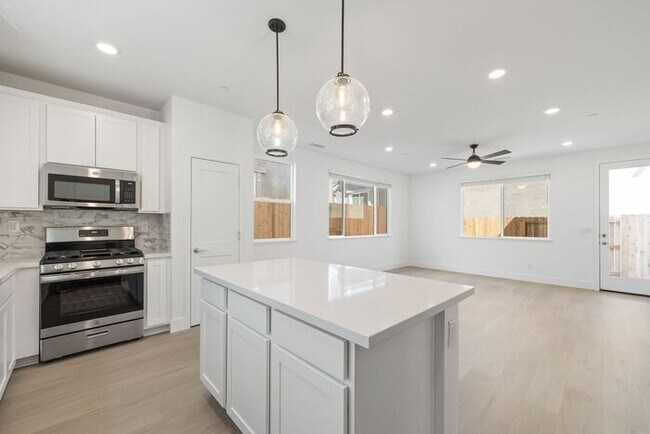 Foto del edificio - Brand new Arrowcreek Stunner!