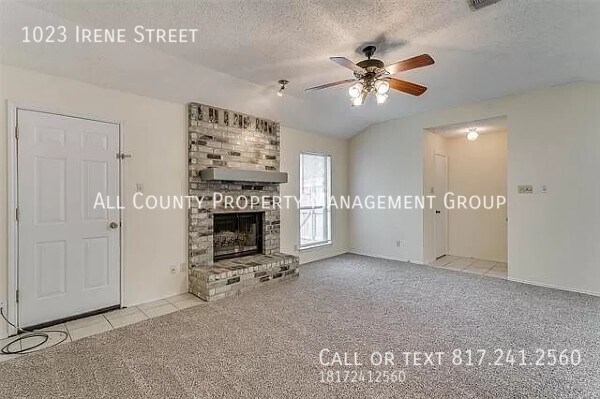 Foto del edificio - Available Now- Thoughtfully Updated Duplex...