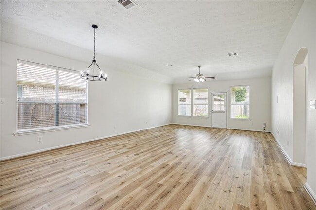 Building Photo - 6130 Menor Crest Dr