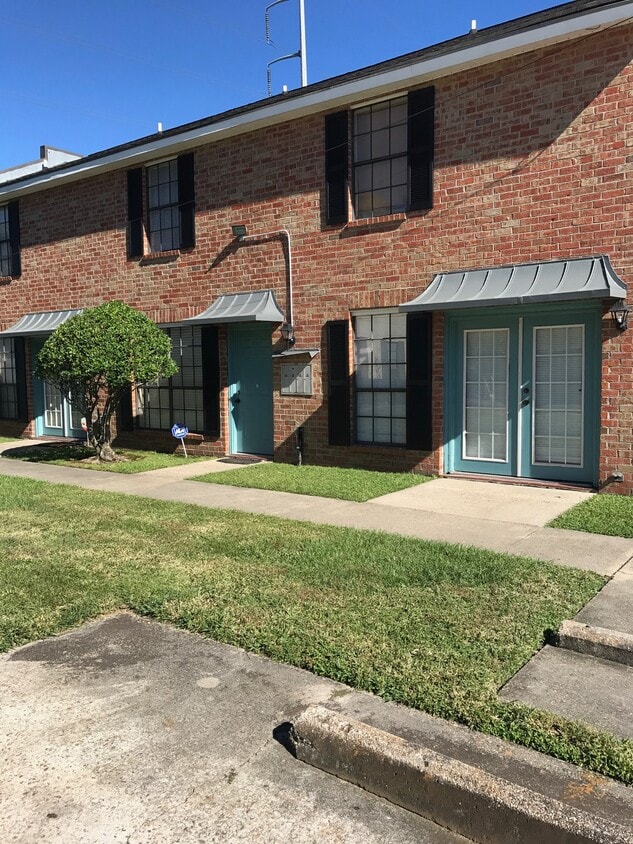 7091 Perkins Place Ct, Baton Rouge, LA 70808 Townhome Rentals in Baton Rouge LA