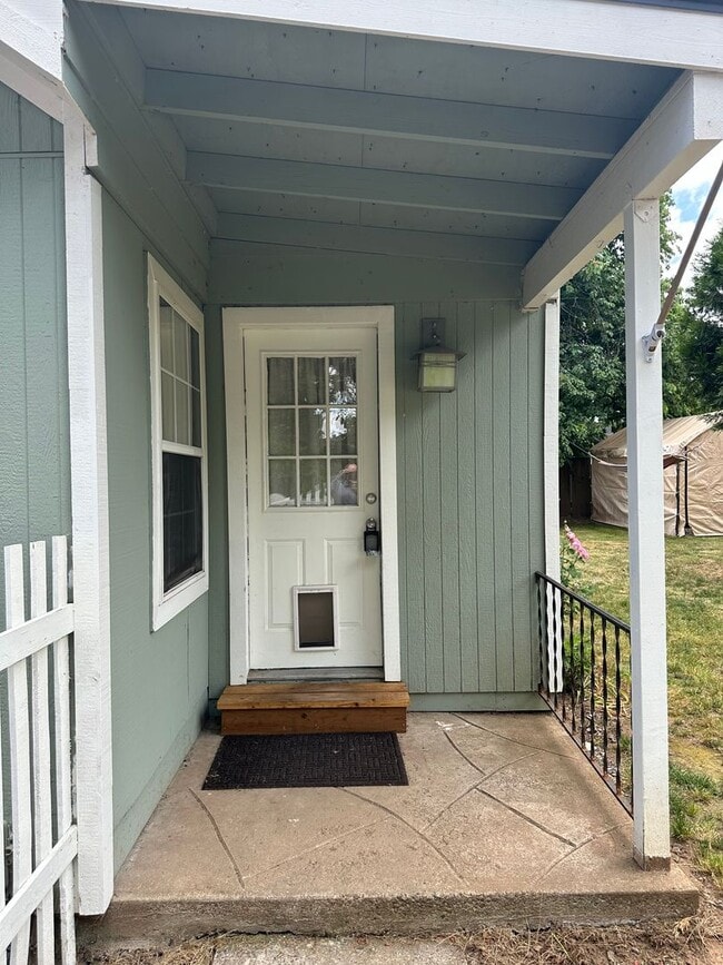 Building Photo - 3 bed 1 bath house in a great a neighborhood!