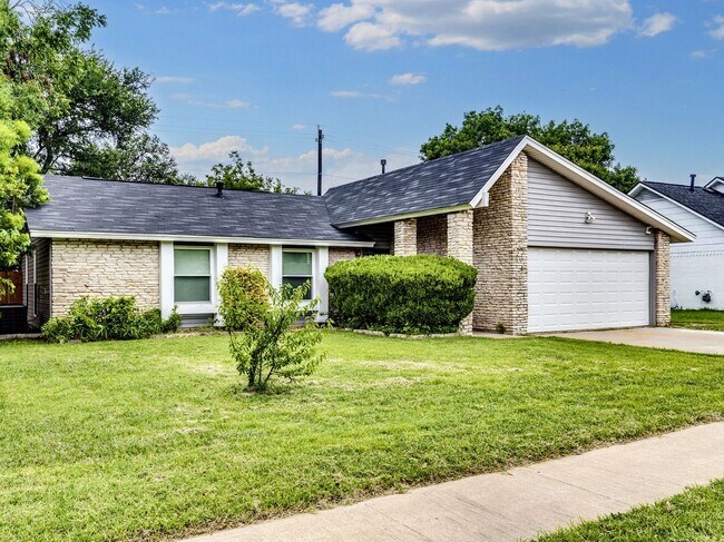 Building Photo - Charming 4BR / 2BA Home Featuring Fireplace, White Cabinets & Big Tree