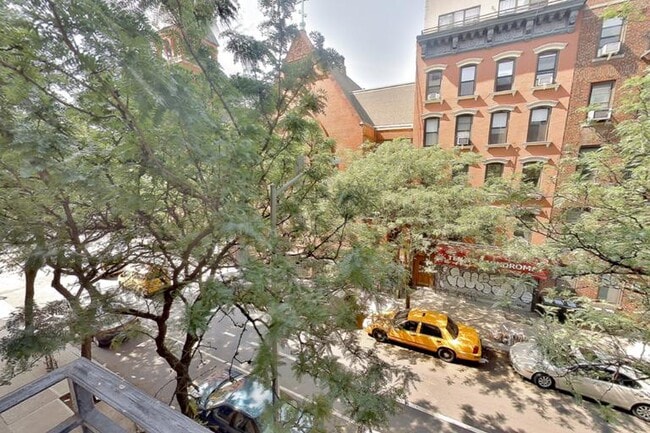 Building Photo - 279 E 10th St