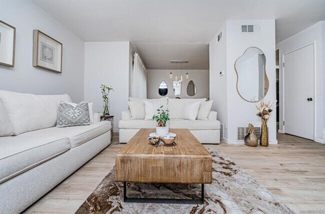 Building Photo - Town Home in El Cajon