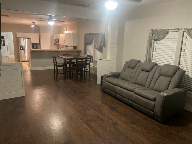Building Photo - 622 N Race