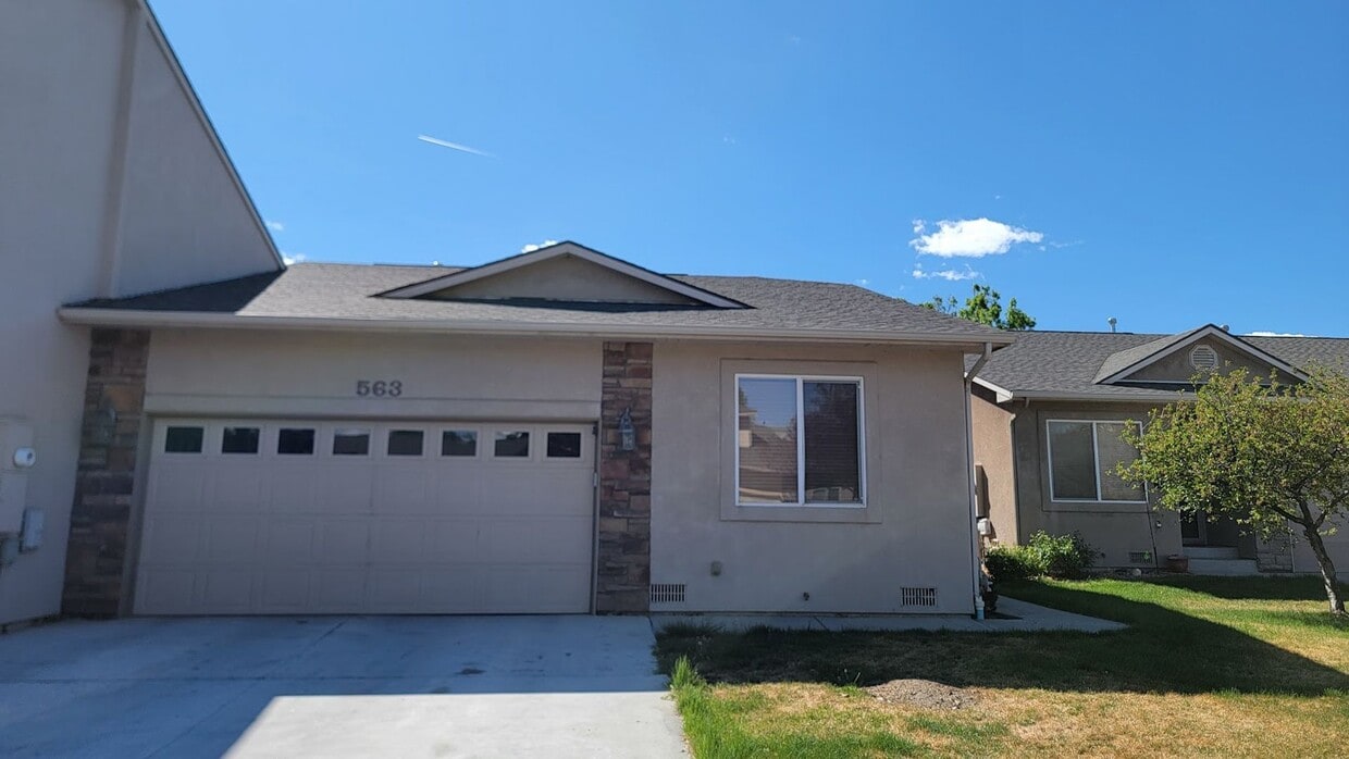 Bright & Spacious 2-Bed Townhome in great neighborhood with attached 2-car Garage! - Bright & Spacious 2-Bed Townhome in great neighborhood with attached 2-car Garage!