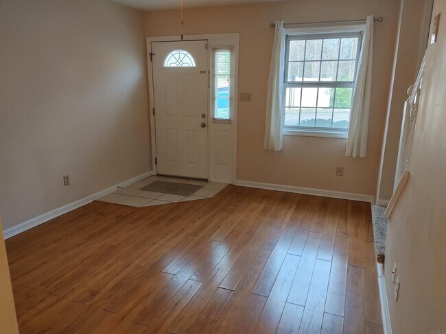 Building Photo - 724 E Sherwood Hills Dr