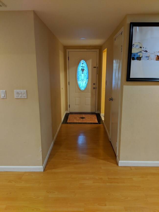 Entrance - 2037 Yosemite Dr