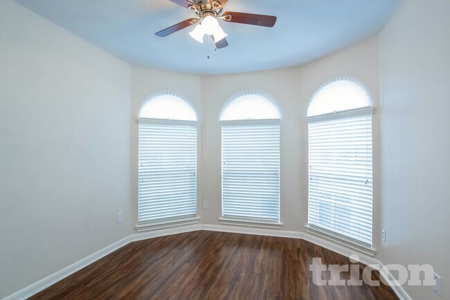 Foto del edificio - 810 Forest Hillside Ln