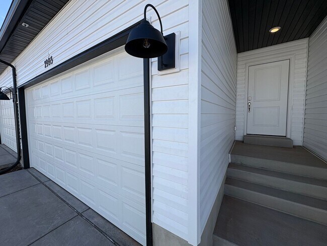 Foto del edificio - FOUR BED HOME AVAILABLE NOW