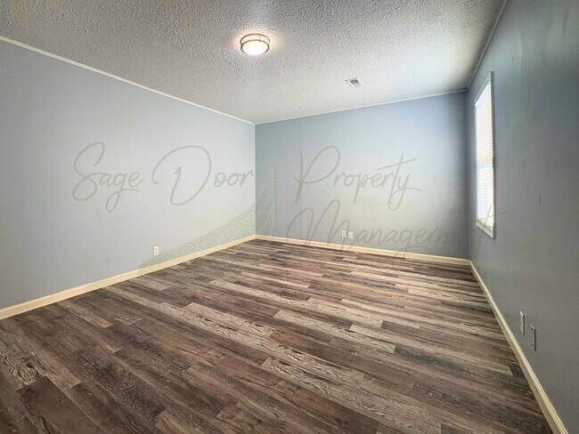 Building Photo - 115 NE State Hwy E