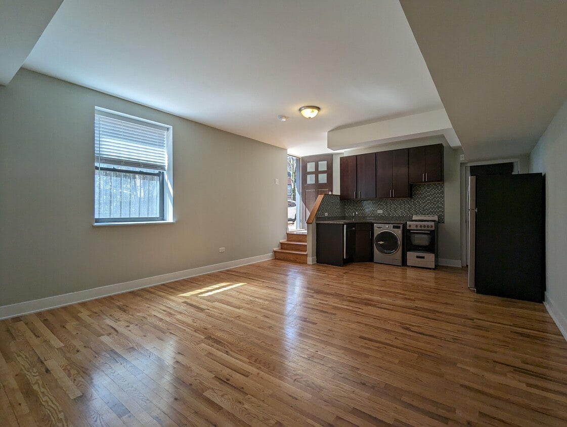 Primary Photo - 910 W George St