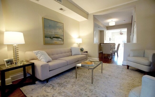 Building Photo - 307 9th St SE