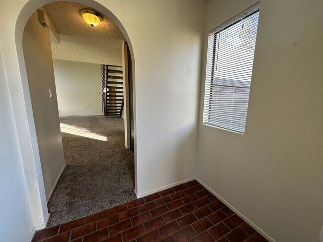 Foto del edificio - Introducing a three-bedroom, two-bath end ...