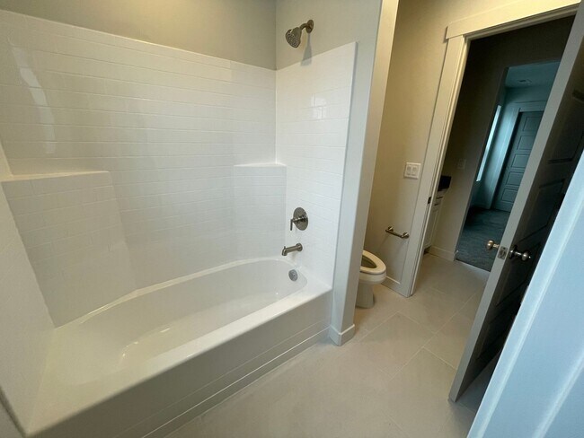 Building Photo - Modern home!