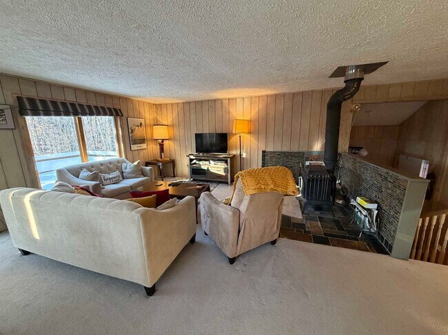 Foto del edificio - 127 Mountain Ridge Rd