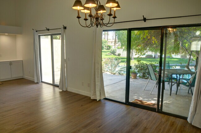 Foto del edificio - 140 Willow Lake Dr