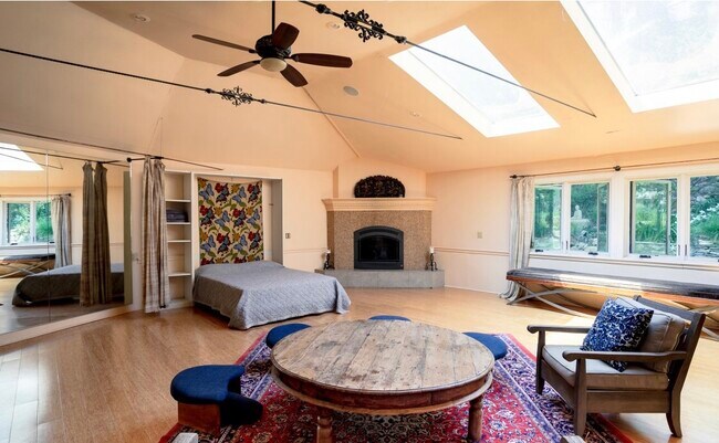 Building Photo - 2376 Old Topanga Canyon Rd