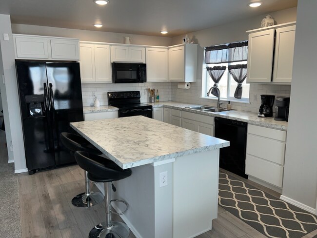 Building Photo - 1850 SW Cooper Ave