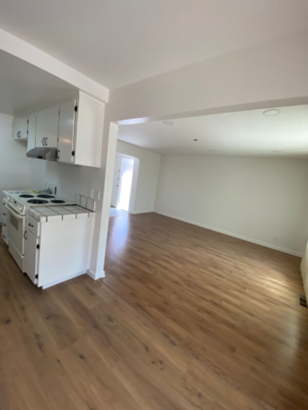 Building Photo - 5903 Hillview Ave