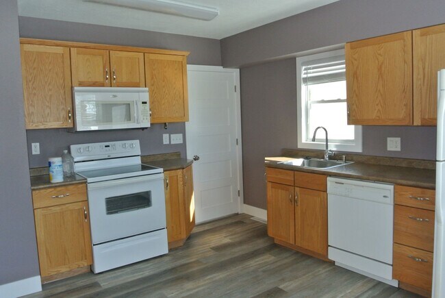 Building Photo - 3 Bedroom House!