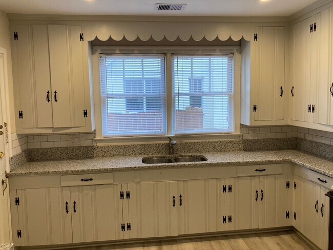 Building Photo - 3 Bedroom 2 Bath Rental Home In Family-Friendly Shandon ** COMING IN JULY***