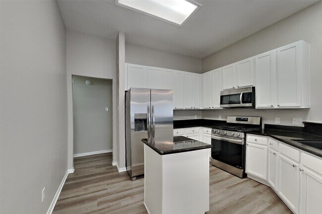 Foto del edificio - 2114 Blossom Creek Dr