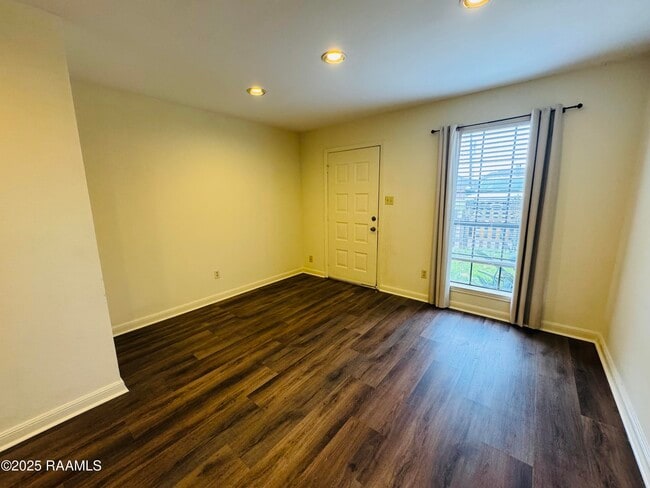 Building Photo - 2419 Robley Dr