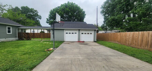 Building Photo - 200 Poinsetta Ln