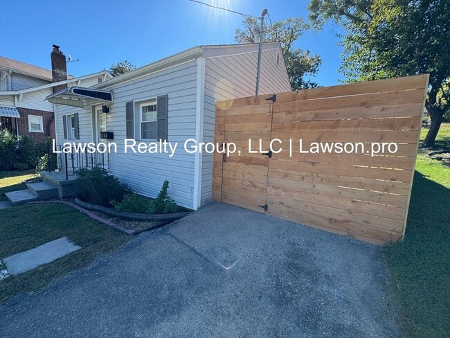 Foto del edificio - Updated, Cozy Two Bedroom Home in Wasena!