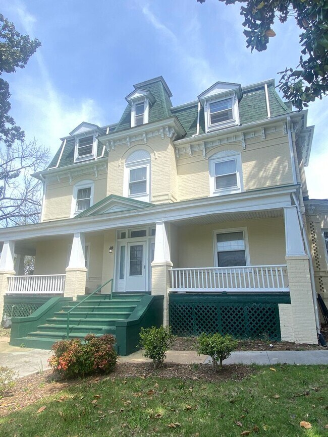 Foto del edificio - 9 Bed 5 Bath Historic Home - Commercial Use