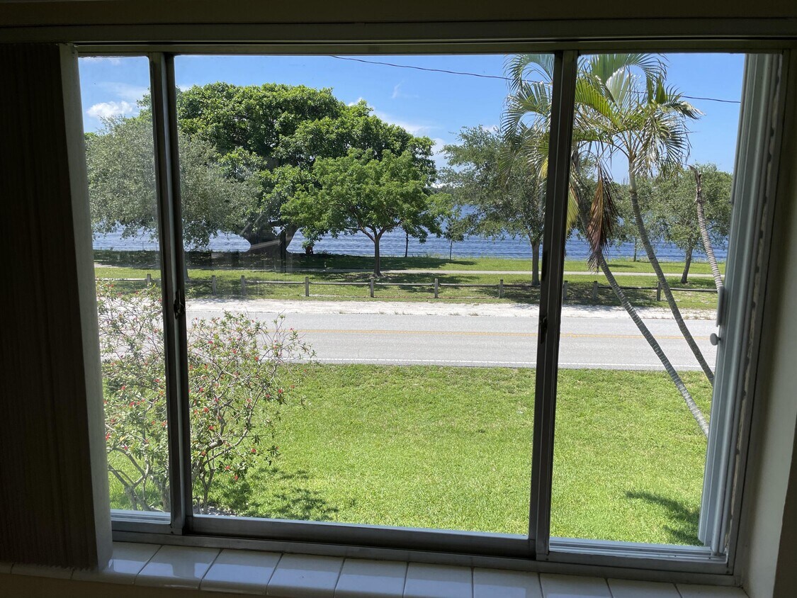 2020 Lake Osborne Dr Unit 11, Lake Worth, FL 33461 Condo for Rent in