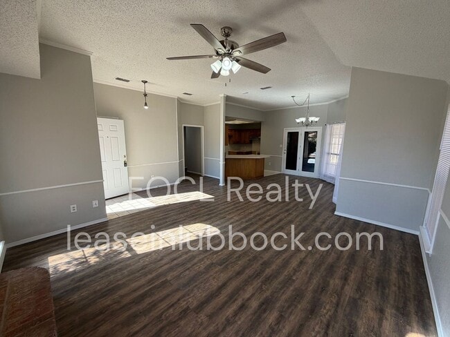 Building Photo - Large 3 bed 2 bath