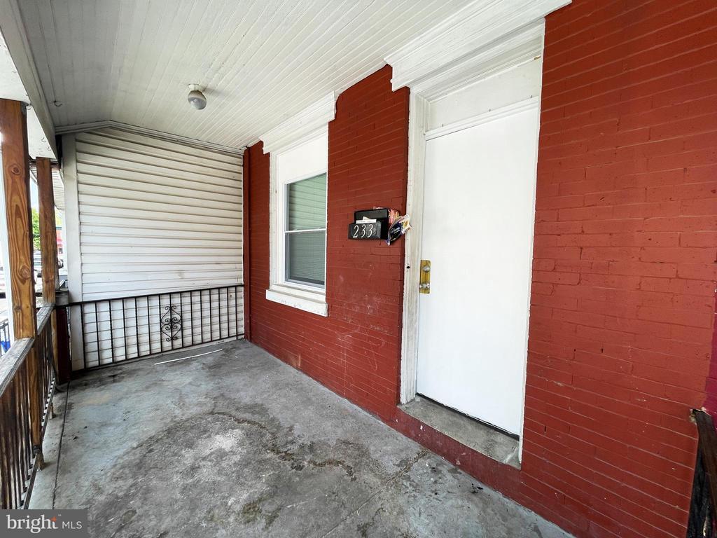 Primary Photo - 233 N Creighton St