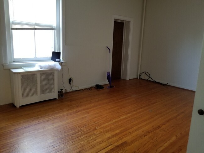 Bedroom - 4213 Pine St