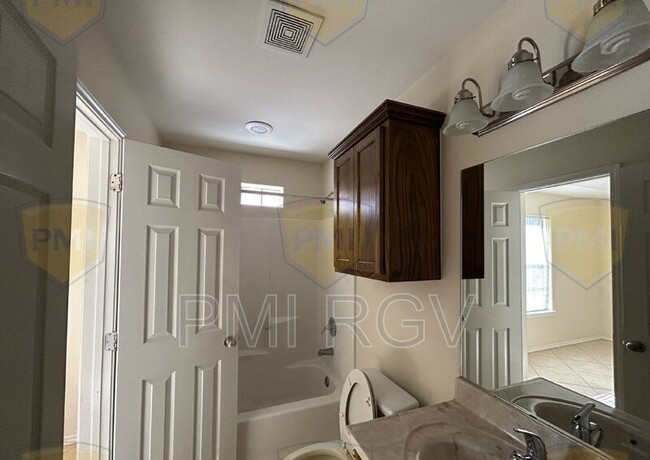 Building Photo - 307 W Albatross Ave