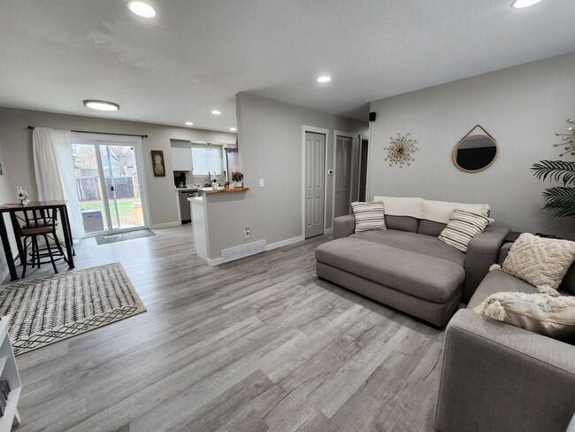 Building Photo - Cozy 3/2/2 Home Located Near Fort Carson &...