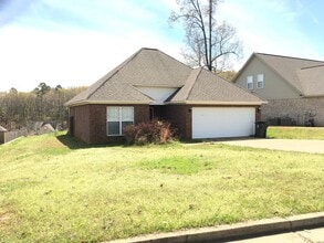 Building Photo - 233 Forest Glen Dr