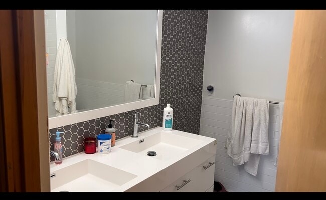 Foto del edificio - 5752 Ashworth Ave N